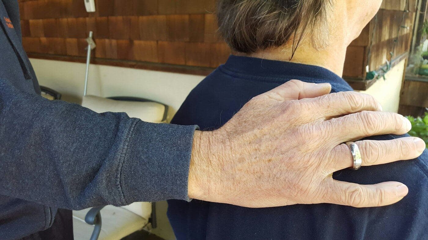 Una mano en el hombro de otra persona